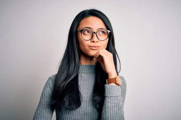 Joven Hermosa Mujer China Con Gafas Suéter Sobre Fondo Blanco —  Fotos de Stock