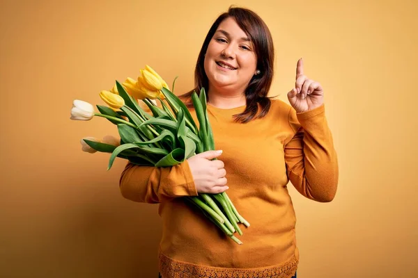 Krásná Velikost Žena Drží Romantickou Kytici Přírodních Tulipánů Květy Žlutém — Stock fotografie