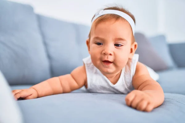 Entzückendes Baby Das Hause Auf Dem Sofa Liegt Neugeborenes Entspannt — Stockfoto