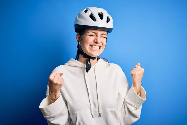 Junge Schöne Rothaarige Radfahrerin Mit Fahrradhelm Vor Isoliertem Blauen Hintergrund — Stockfoto
