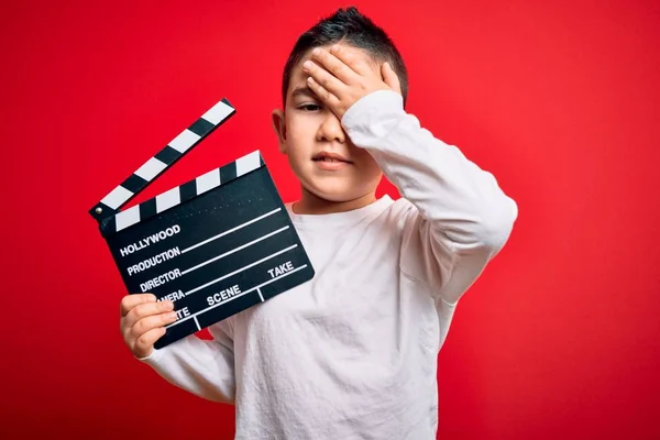 Niño Pequeño Filmando Vídeo Sosteniendo Clapboard Del Director Cine Sobre —  Fotos de Stock