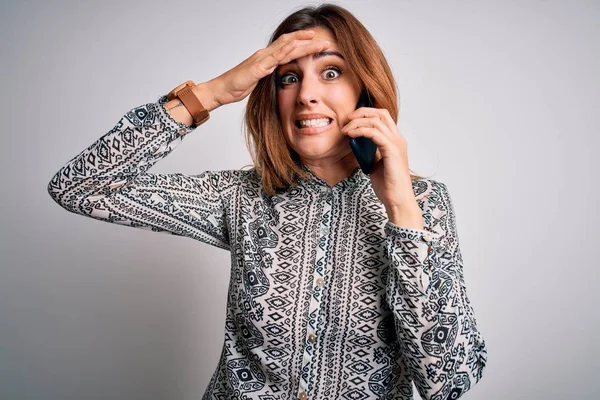 Junge Schöne Brünette Frau Gespräch Auf Dem Smartphone Gestresst Mit — Stockfoto