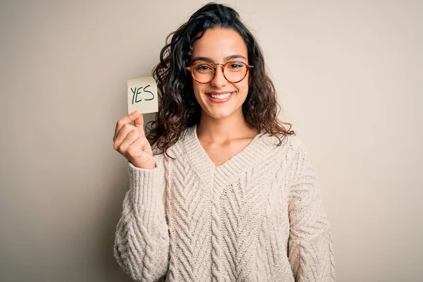 Joven Hermosa Mujer Con Pelo Rizado Sosteniendo Papel Recordatorio Con — Foto de Stock