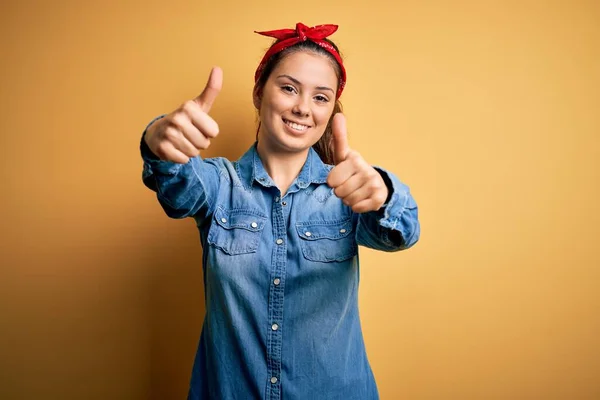 Junge Schöne Brünette Frau Lässigem Jeanshemd Und Haar Taschentuch Zustimmend — Stockfoto