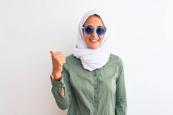 Νεαρή Άραβα Γυναίκα Που Φοράει Μαντίλα Και Καλοκαιρινά Γυαλιά Ηλίου — Φωτογραφία Αρχείου
