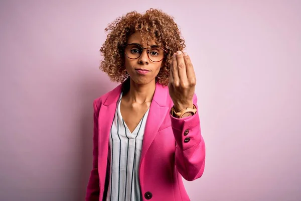Jong Afrikaans Amerikaans Zakenvrouw Dragen Bril Staan Roze Achtergrond Doen — Stockfoto
