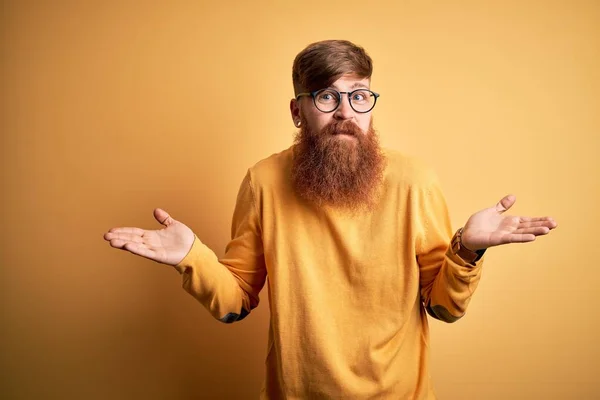 Bonito Irlandês Ruiva Homem Com Barba Vestindo Óculos Sobre Amarelo — Fotografia de Stock