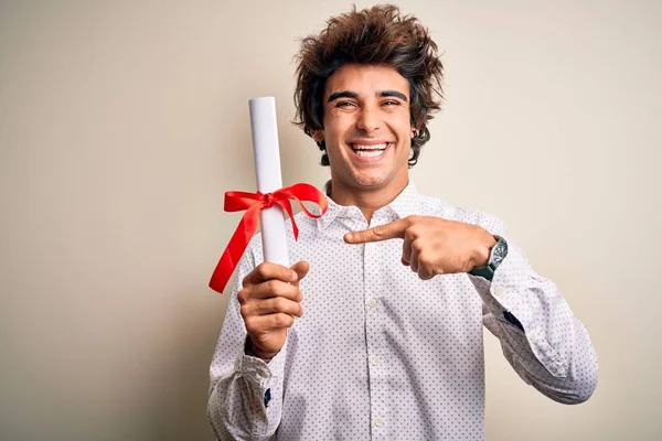 Joven Estudiante Guapo Sosteniendo Diploma Pie Sobre Fondo Rosa Aislado — Foto de Stock