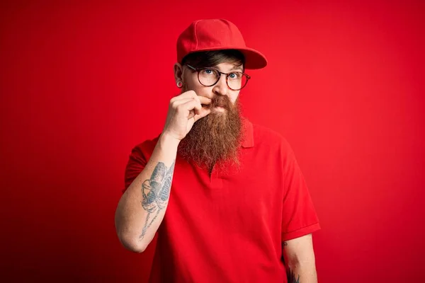 Homem Entrega Bonito Jovem Usando Óculos Tampa Vermelha Sobre Boca — Fotografia de Stock