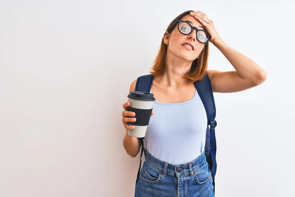 Mulher Estudante Ruiva Bonita Vestindo Uma Mochila Beber Tirar Café — Fotografia de Stock