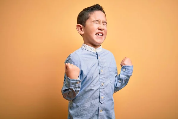 Маленький Мальчик Элегантной Рубашке Стоящей Желтом Изолированном Фоне Взволнован Успехом — стоковое фото