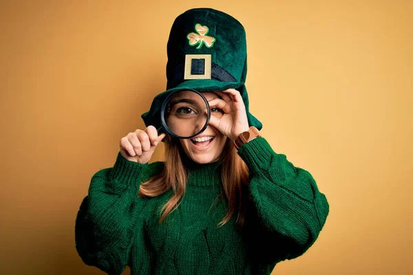 Beautiful Woman Wearing Green Hat Holding Magnifying Glass Saint Patricks — Stock Photo, Image