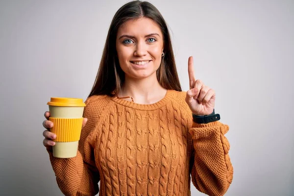 Joven Mujer Hermosa Con Ojos Azules Bebiendo Taza Café Para — Foto de Stock