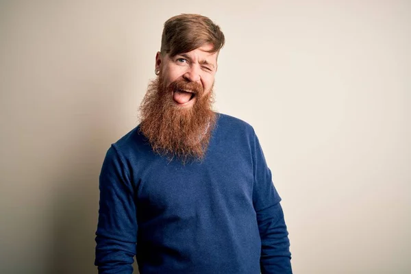 Guapo Irlandés Pelirrojo Hombre Negocios Con Barba Pie Sobre Fondo — Foto de Stock