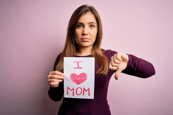 Jovem Mulher Bonita Segurando Papel Com Amor Mãe Mensagem Celebrando — Fotografia de Stock