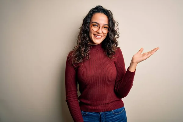 Mooie Vrouw Met Krullend Haar Dragen Casual Trui Bril Witte — Stockfoto