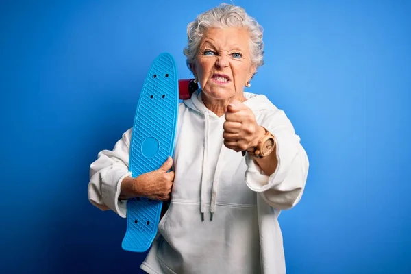 Yaşlı Güzel Sportif Bir Kadın Mavi Arka Planda Kaykay Tutarken — Stok fotoğraf