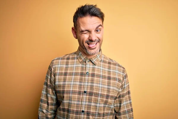 Joven Hombre Guapo Con Camisa Casual Pie Sobre Fondo Amarillo — Foto de Stock