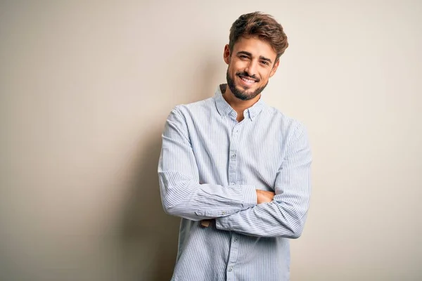 Ein Junger Gutaussehender Mann Mit Bart Und Gestreiftem Hemd Steht — Stockfoto