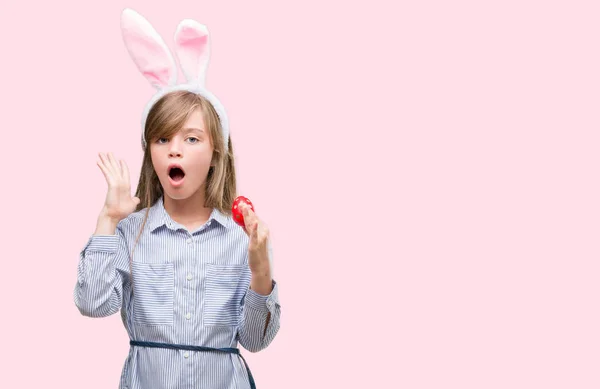 Niño Rubio Joven Con Orejas Conejito Pascua Muy Feliz Emocionado —  Fotos de Stock