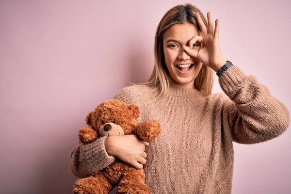 Jovem Bela Mulher Segurando Ursinho Pelúcia Sobre Fundo Rosa Isolado — Fotografia de Stock