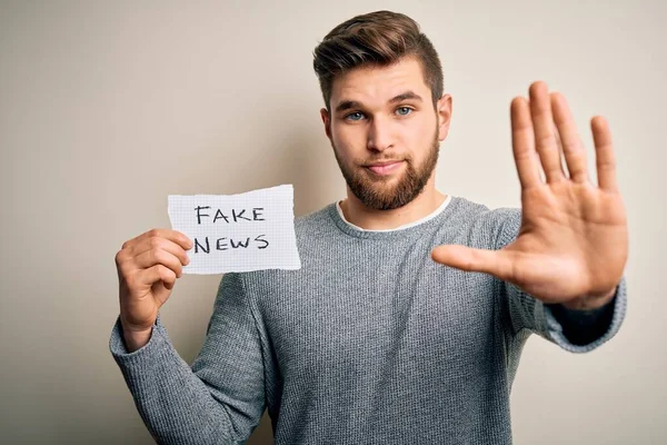 Jonge Blonde Man Met Baard Blauwe Ogen Papier Met Nep — Stockfoto