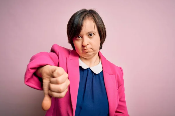 Young Szindrómás Üzletasszony Rózsaszín Háttér Néz Boldogtalan Dühös Mutató Elutasítás — Stock Fotó