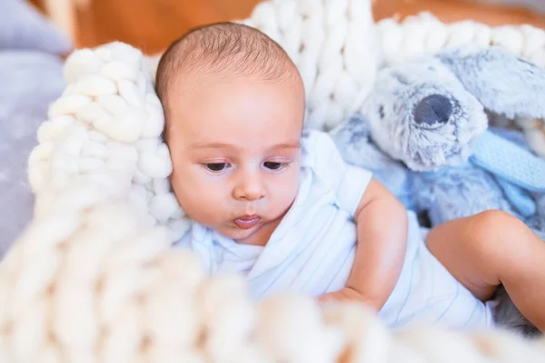 Adorable Bebé Acostado Sobre Una Manta Suelo Casa Recién Nacido — Foto de Stock