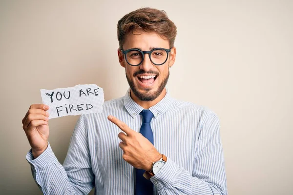 Junger Geschäftsmann Mit Brille Hält Papier Bei Sich Und Zeigt — Stockfoto