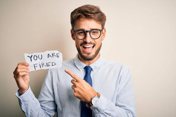 Jovem Empresário Usando Óculos Segurando Papel Com Você São Disparados — Fotografia de Stock