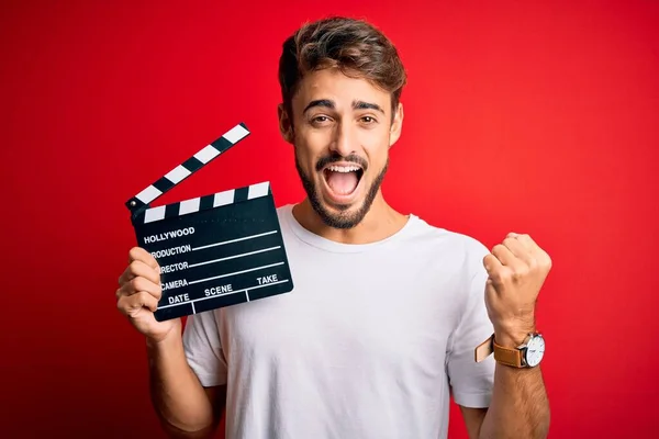 Junger Regisseur Mann Mit Bart Dreht Film Mit Klapptafel Über — Stockfoto