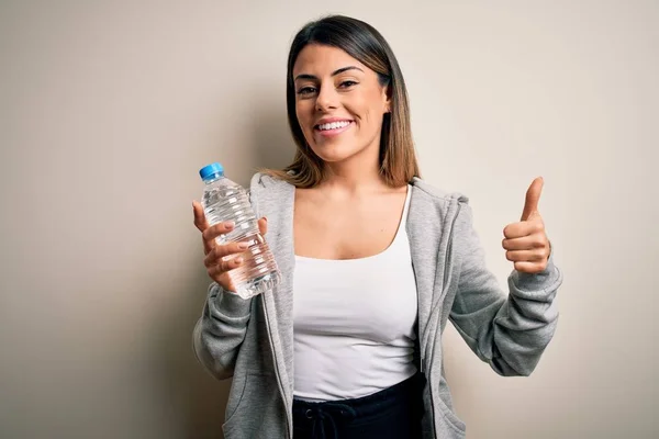 Young Beautiful Brunette Sporty Woman Drinking Bottle Water Isolated White — Stock Photo, Image