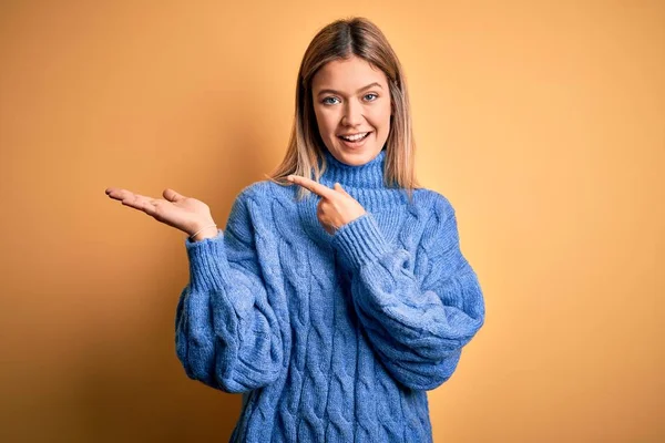 Jonge Mooie Blonde Vrouw Dragen Coltrui Geel Geïsoleerde Achtergrond Verbaasd — Stockfoto