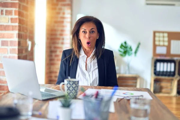 Mulher Negócios Bonita Meia Idade Que Trabalha Usando Laptop Escritório — Fotografia de Stock