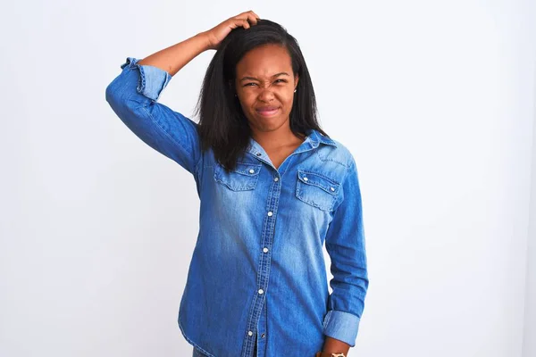 Piękna Młoda Afroamerykanka Dżinsowej Kurtce Odizolowanym Tle Myli Zastanawia Się — Zdjęcie stockowe