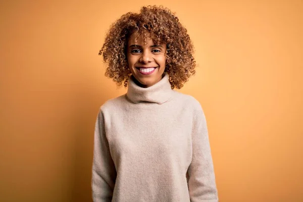 Junge Schöne Afrikanisch Amerikanische Frau Trägt Rollkragenpullover Über Gelbem Hintergrund — Stockfoto
