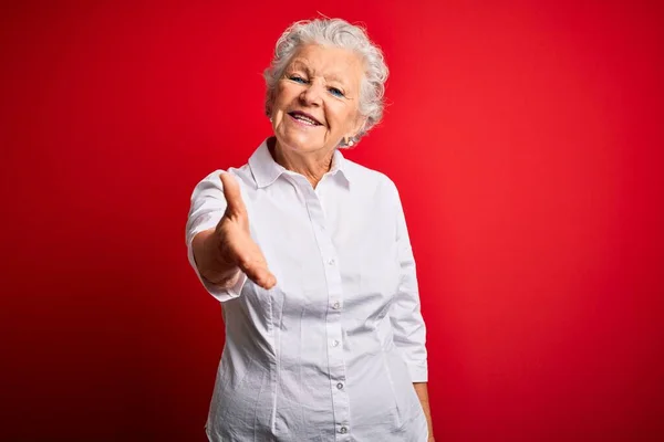Ältere Schöne Frau Trägt Elegantes Hemd Das Über Isoliertem Rotem — Stockfoto