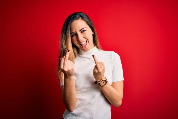 Mulher Loira Bonita Com Olhos Azuis Vestindo Camiseta Branca Casual — Fotografia de Stock