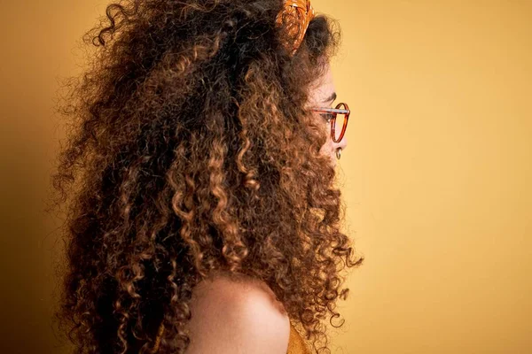 Красивая Брюнетка Женщина Отдыхе Вьющимися Волосами Пирсинг Носить Очки Диадему — стоковое фото