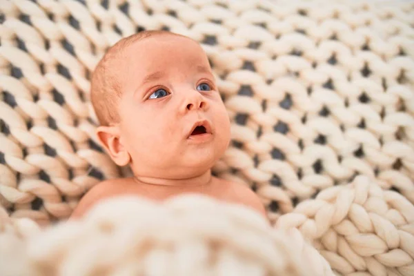 可爱的婴儿躺在沙发上 盖在家里的毛毯上 新生儿放松和舒适的休息 — 图库照片
