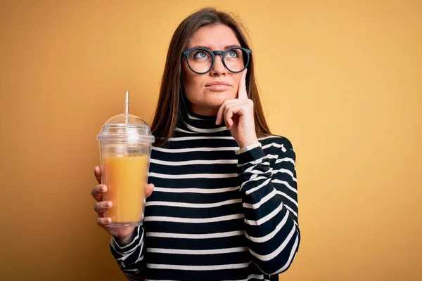 Jovem Mulher Bonita Com Olhos Azuis Bebendo Suco Laranja Saudável — Fotografia de Stock