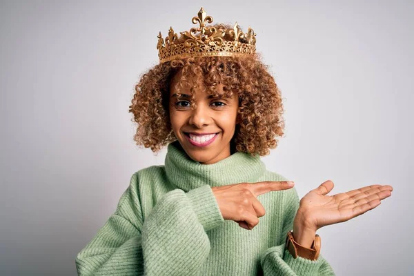 Jovem Afro Americana Vestindo Coroa Dourada Rainha Sobre Fundo Branco — Fotografia de Stock