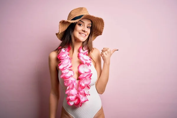 Junge Schöne Brünette Frau Urlaub Badeanzug Und Hawaiiblumen Lei Lächelnd — Stockfoto