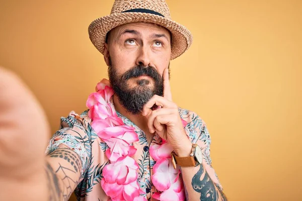 Pohledný Plešatý Muž Vousy Tetováním Dovolené Letním Klobouku Havajským Lei — Stock fotografie