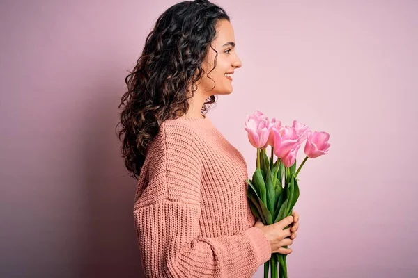 Fiatal Gyönyörű Romantikus Göndör Haj Gazdaság Csokor Rózsaszín Tulipán Keres — Stock Fotó