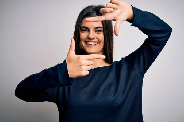 Junge Schöne Brünette Frau Lässigem Pullover Der Über Weißem Hintergrund — Stockfoto