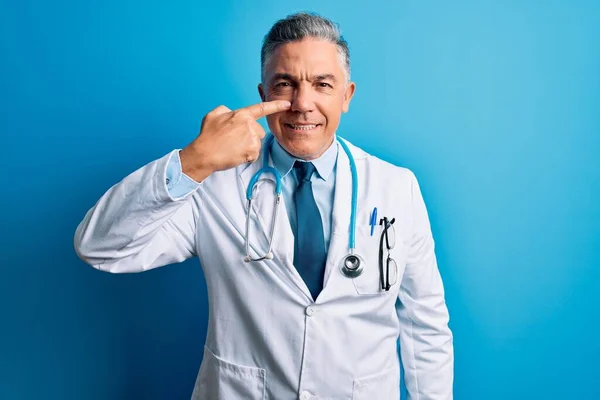 Orta Yaşlı Gri Saçlı Ceketli Mavi Steteskoplu Yakışıklı Doktor Burunla — Stok fotoğraf