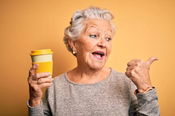 Senior Vacker Kvinna Dricka Kopp Kaffe Stående Över Isolerad Gul — Stockfoto