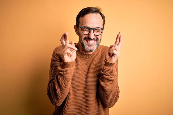 Middelbare Leeftijd Hijgende Man Draagt Bruine Trui Bril Geïsoleerde Gele — Stockfoto