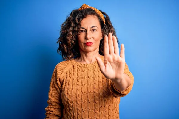 Mujer Hermosa Mediana Edad Con Suéter Amarillo Casual Sobre Fondo —  Fotos de Stock